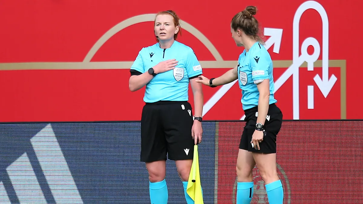 21.09.2021, Fussball, Frauen, Länderspiel, WM Qualifikation, Gruppe H, Deutschland - Serbien, im Stadion an der Gellertstraße Chemnitz. Schiedsrichterin Kristy Dowle re., ENG unterbricht das Spiel weil die Schiedsrichter-Assistentin Helen Edwards li., ENG sich nicht wohl fühlt ***DFL and DFB regulations prohibit any use of photographs as image sequences and/or quasi-video.*** *** 21 09 2021, Football, Women, International, World Cup Qualification, Group H, Germany Serbia, at Stadion an der Gellertstraße Chemnitz Referee Kristy Dowle r , ENG stops play because assistant referee Helen Edwards li , ENG is not feeling well DFL and DFB regulations prohibit any use of photographs as image sequences and or quasi video 