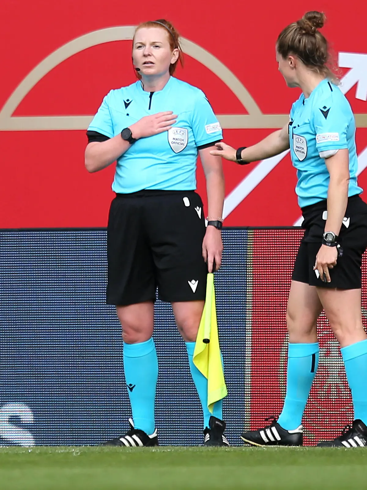 21.09.2021, Fussball, Frauen, Länderspiel, WM Qualifikation, Gruppe H, Deutschland - Serbien, im Stadion an der Gellertstraße Chemnitz. Schiedsrichterin Kristy Dowle re., ENG unterbricht das Spiel weil die Schiedsrichter-Assistentin Helen Edwards li., ENG sich nicht wohl fühlt ***DFL and DFB regulations prohibit any use of photographs as image sequences and/or quasi-video.*** *** 21 09 2021, Football, Women, International, World Cup Qualification, Group H, Germany Serbia, at Stadion an der Gellertstraße Chemnitz Referee Kristy Dowle r , ENG stops play because assistant referee Helen Edwards li , ENG is not feeling well DFL and DFB regulations prohibit any use of photographs as image sequences and or quasi video 