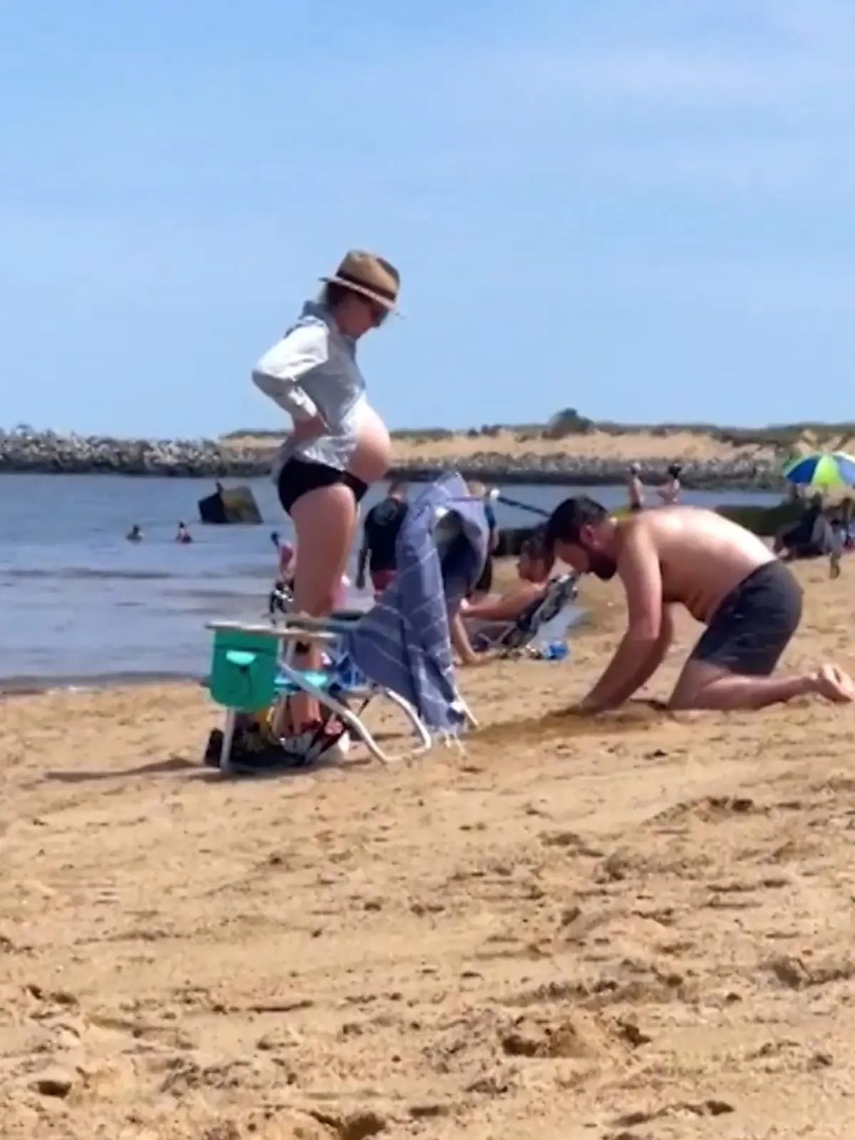Aufgepasst liebe Herrschaften der Schöpfung! Von diesem Mann können Sie sich noch eine Scheibe abschneiden. Am Strand, beim Relaxen, möchte er seiner schwangeren Frau etwas Gutes tun. Kurzerhand greift er selbst zur Schaufel, buddelt ein Loch und zack – seine bessere Hälfte kann in Ruhe entspannen und hat es – trotz Babybauch – bequem. Ganz nach dem Motto: Was nicht passt, wird passend gemacht! Nicht schlecht, oder?