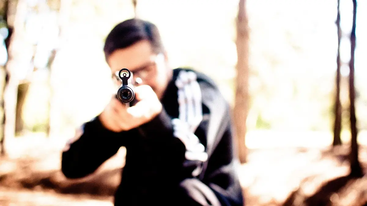 Kind in Schortens mit Gewehr bedroht