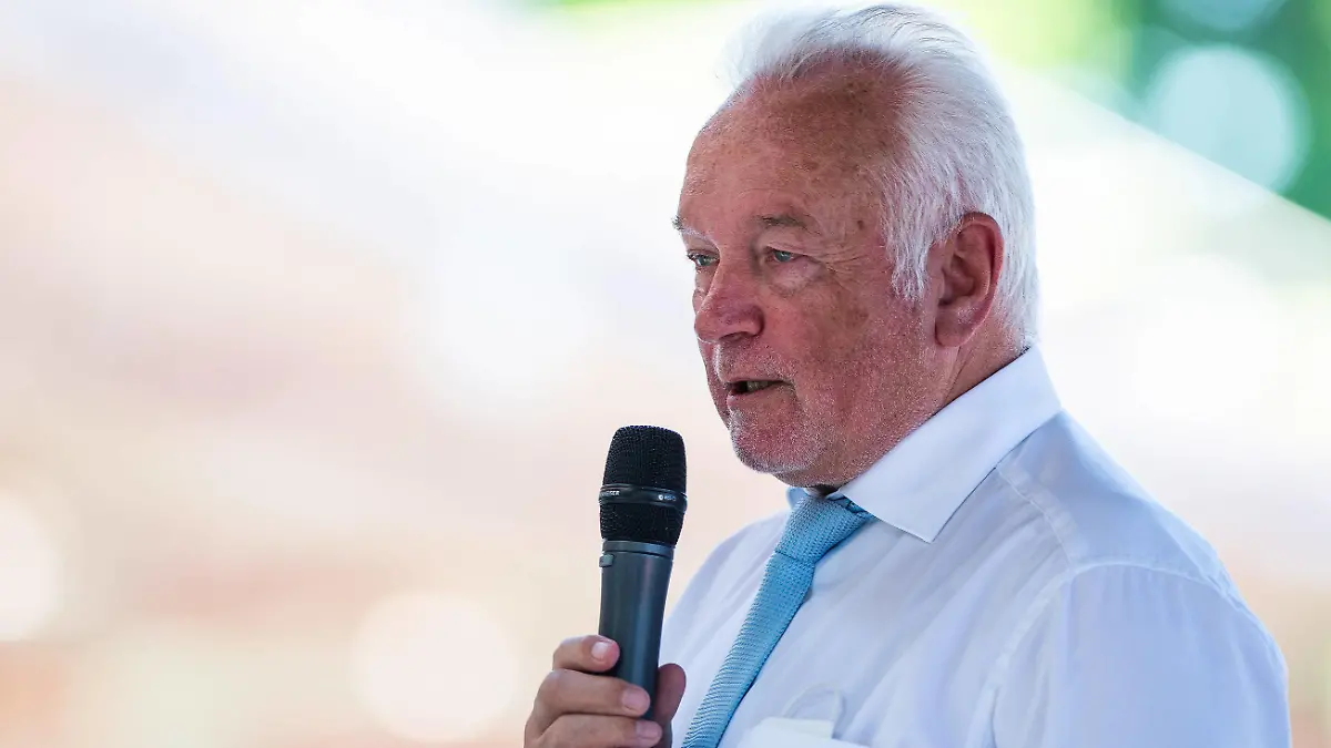 Wahlkampfauftakt FDP Göttingen-Osterode 17.06.2021, Göttingen: Wahlkampfauftakt FDP Göttingen-Osterode. Der stellvertretende FDP-Bundesvorsitzende Wolfgang Kubicki spricht auf der Bühne. Göttingen Niedersachsen Deutschland *** Election Campaign Kick-Off FDP Göttingen Osterode 17 06 2021, Göttingen Election Campaign Kick-Off FDP Göttingen Osterode The Deputy Federal Chairman of the FDP Wolfgang Kubicki speaks on stage Göttingen Lower Saxony Germany 
