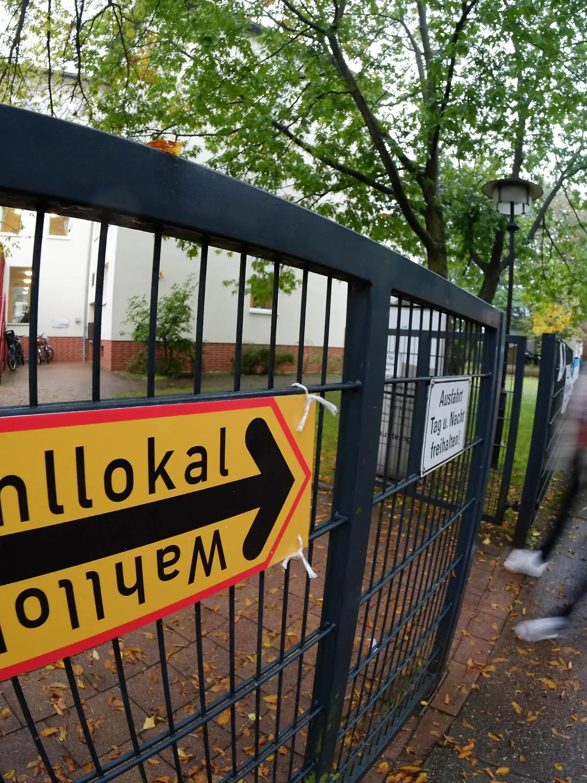 Wähler auf dem Weg zur Abstimmung in einem wahllokal in Berlin Pankow snapshot-photography/K.M.Krause  