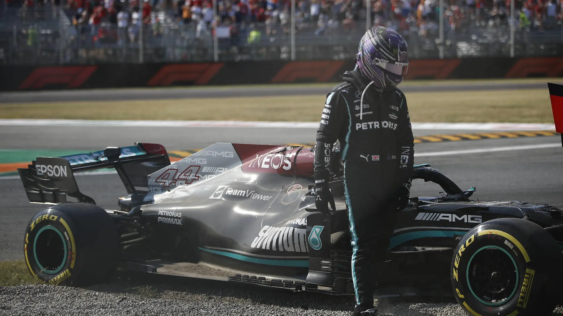  Formula 1 2021: Italian GP AUTODROMO NAZIONALE MONZA, ITALY - SEPTEMBER 12: Sir Lewis Hamilton, Mercedes, climbs out of his car after crashing out with Max Verstappen, Red Bull Racing during the Italian GP at Autodromo Nazionale Monza on Sunday September 12, 2021 in Monza, Italy. Photo by Zak Mauger / LAT Images Images PUBLICATIONxINxGERxSUIxAUTxHUNxONLY GP2114_134214_56I1807