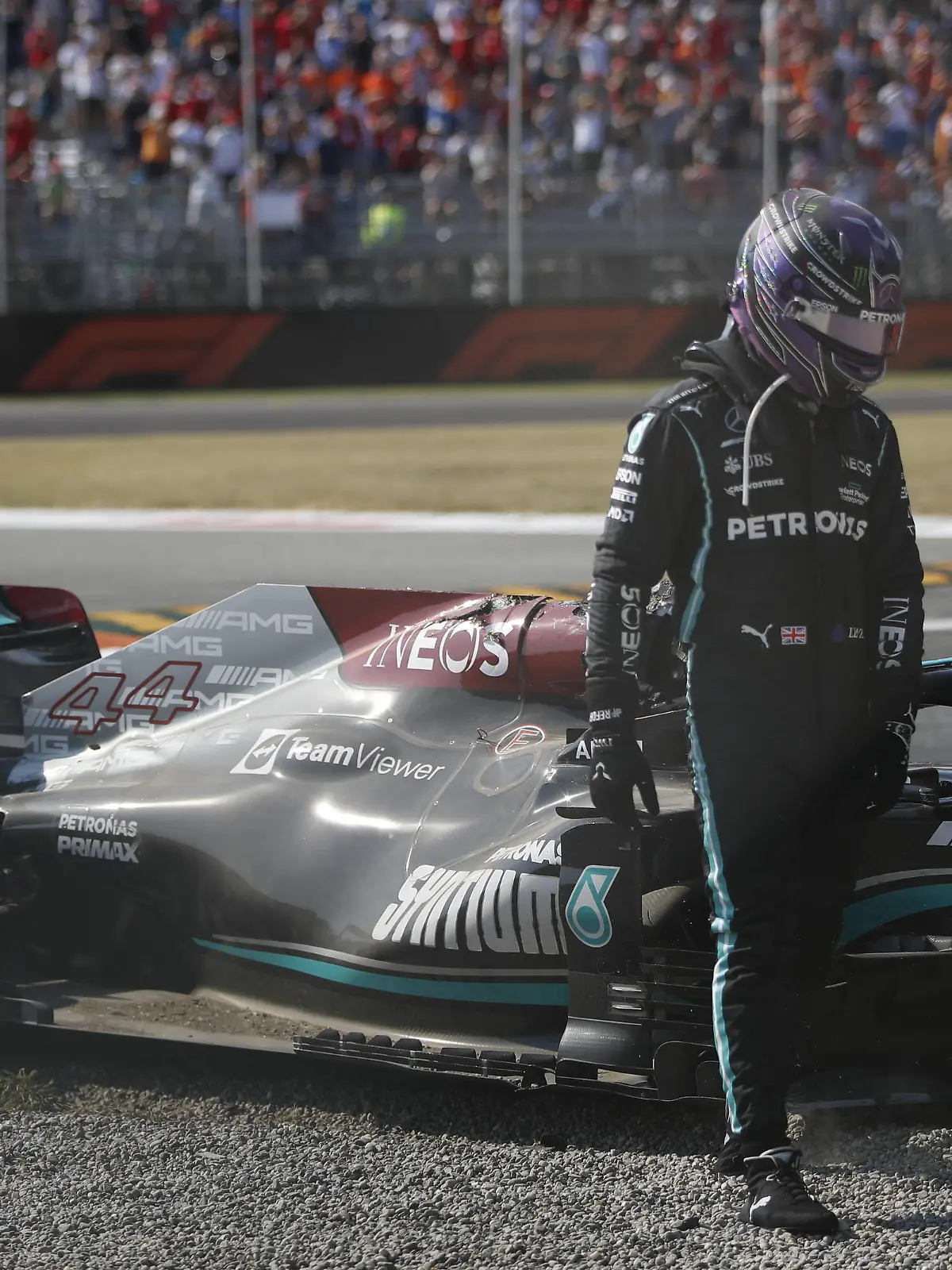  Formula 1 2021: Italian GP AUTODROMO NAZIONALE MONZA, ITALY - SEPTEMBER 12: Sir Lewis Hamilton, Mercedes, climbs out of his car after crashing out with Max Verstappen, Red Bull Racing during the Italian GP at Autodromo Nazionale Monza on Sunday September 12, 2021 in Monza, Italy. Photo by Zak Mauger / LAT Images Images PUBLICATIONxINxGERxSUIxAUTxHUNxONLY GP2114_134214_56I1807