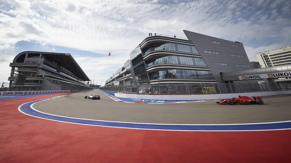 2018 Russian GP SOCHI AUTODROM, RUSSIAN FEDERATION - SEPTEMBER 28: Lewis Hamilton, Mercedes AMG F1 W09 EQ Power+, leads Sebastian Vettel, Ferrari SF71H during the Russian GP at Sochi Autodrom on September 28, 2018 in Sochi Autodrom, Russian Federation. (Photo by Steve Etherington / LAT Images) Images) PUBLICATIONxINxGERxSUIxAUTxHUNxONLY SNE21843  
