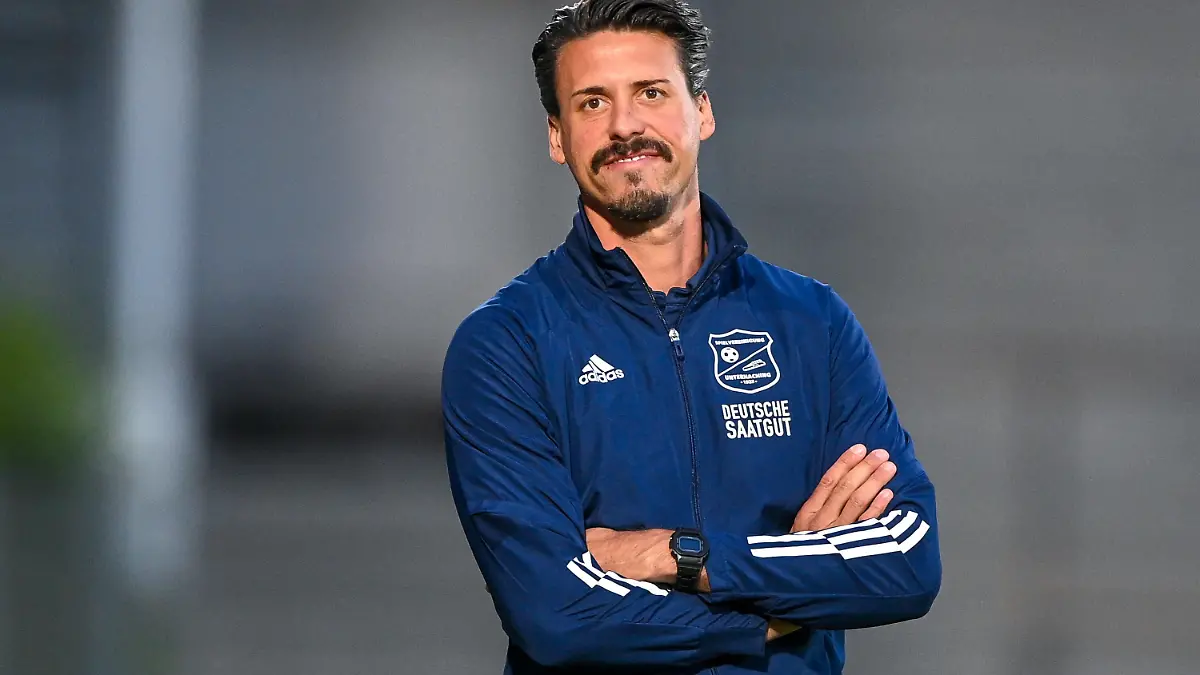  Trainer Sandro Wagner Unterhaching enttäuscht schauend, Enttäuschung, Frustration, disappointed, pessimistisch Einzelbild, Aktion, Action, 27.08.2021, Unterhaching Deutschland, Fussball, Regionalliga Bayern, SpVgg Unterhaching - FC Pipinsried, DFB/DFL REGULATIONS PROHIBIT ANY USE OF PHOTOGRAPHS AS IMAGE SEQUENCES AND/OR QUASI-VIDEO. *** Coach Sandro Wagner Unterhaching looking disappointed, disappointment, frustration, disappointed, pessimistic single picture, action, 27 08 2021, Unterhaching Germany , Football, Regionalliga Bayern, SpVgg Unterhaching FC Pipinsried, DFB DFL REGULATIONS PROHIBIT ANY USE OF PHOTOGRAPHS AS IMAGE SEQUENCES AND OR QUASI VIDEO xslx