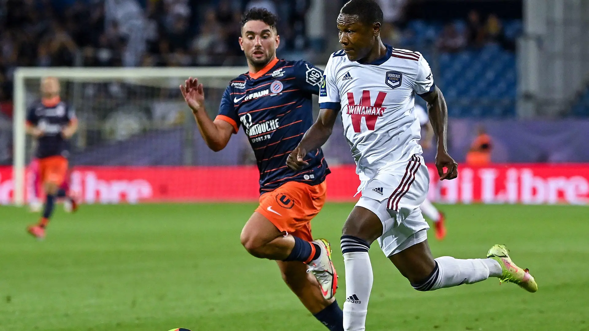 22.09.2021, Frankreich, Montpellier: Fußball: Ligue 1, Frankreich, Montpellier HSC - Girondins Bordeaux , 7. Spieltag im Stade de la Mosson, Montpelliers französischer Mittelfeldspieler Jordan Ferri (l) kämpft mit Bordeaux' nigerianischem Stürmer Samuel Kalu (r) um den Ball . Foto: Pascal Guyot/AFP/dpa +++ dpa-Bildfunk +++