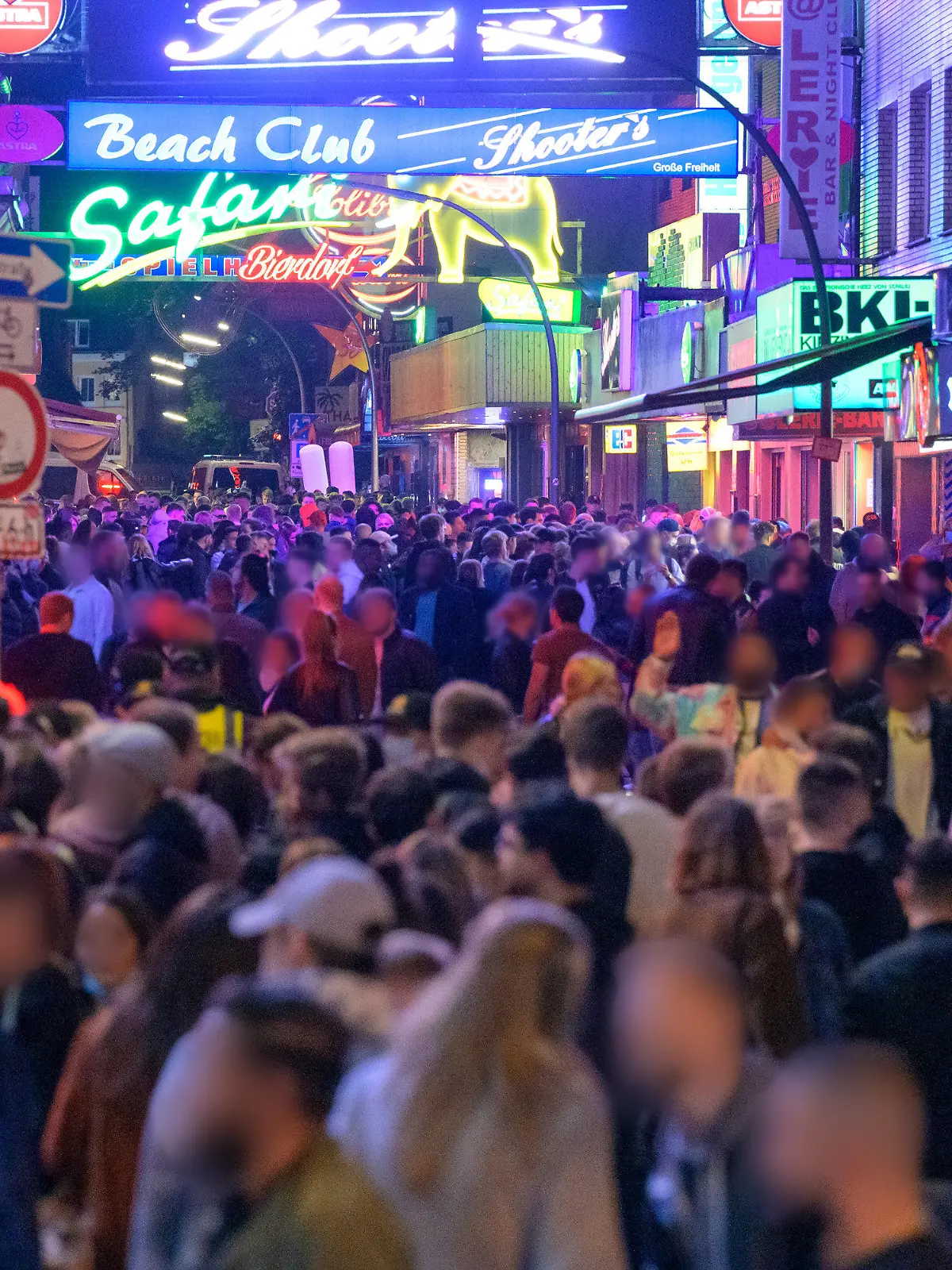 19.09.2021, Hamburg: Zahlreiche Nachtschwärmer sind auf der Großen Freiheit unterwegs. Trotz voller Straßen, Bars und Restaurants haben sich die Besucher auf der Reeperbahn am Wochenende weitgehend an die Corona-Regeln gehalten. In der Nacht zu Samstag seien in der Spitze rund 11 000 Feiernde unterwegs gewesen und in der Nacht darauf in der Spitze bis zu 25 000 Menschen, wie eine Polizeisprecherin am Sonntag in Hamburg sagte. Foto: Jonas Walzberg/dpa - ACHTUNG: Person(en) wurde(n) aus rechtlichen Gründen gepixelt +++ dpa-Bildfunk +++