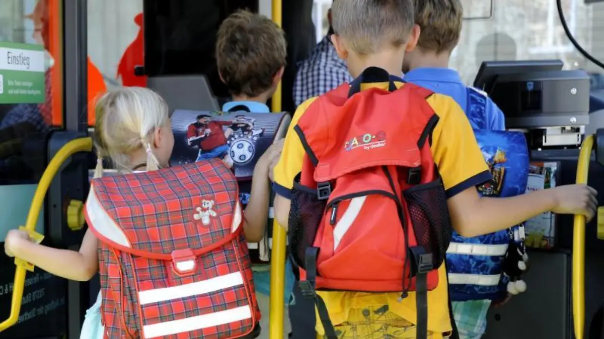 Kinder steigen in den Schulbus