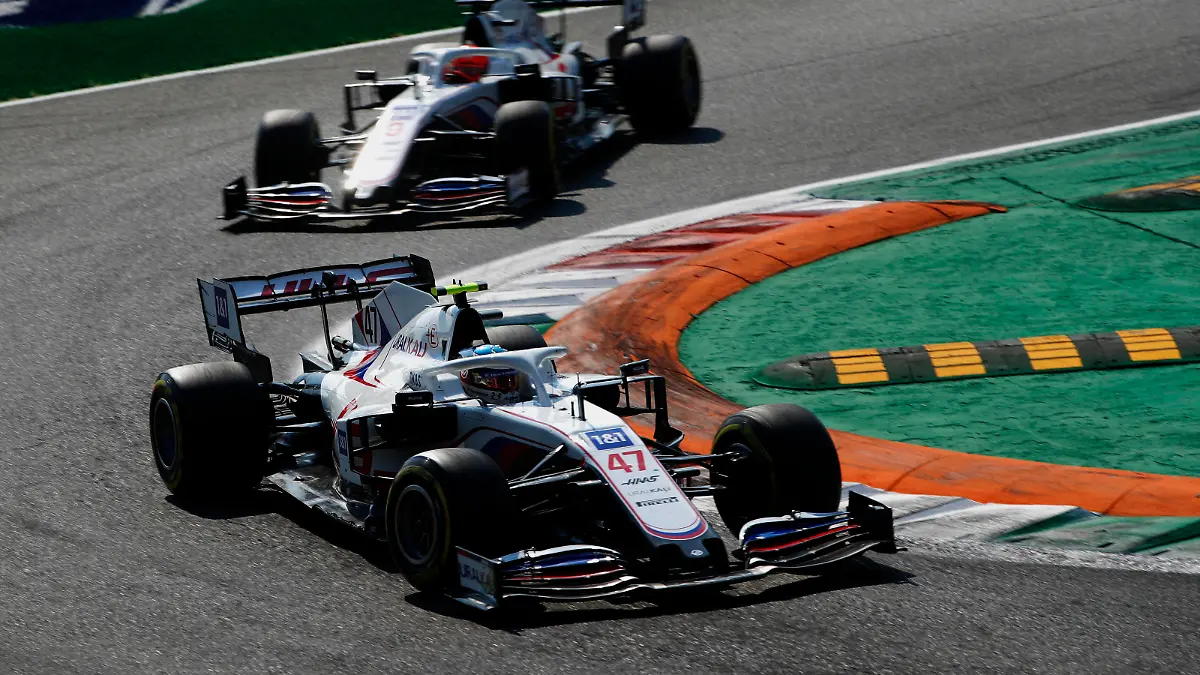 Formula 1 2021: Italian GP AUTODROMO NAZIONALE MONZA, ITALY - SEPTEMBER 12: Mick Schumacher, Haas VF-21, leads Nikita Mazepin, Haas VF-21 during the Italian GP at Autodromo Nazionale Monza on Sunday September 12, 2021 in Monza, Italy. Photo by Zak Mauger / LAT Images Images PUBLICATIONxINxGERxSUIxAUTxHUNxONLY GP2114_130752_56I1279