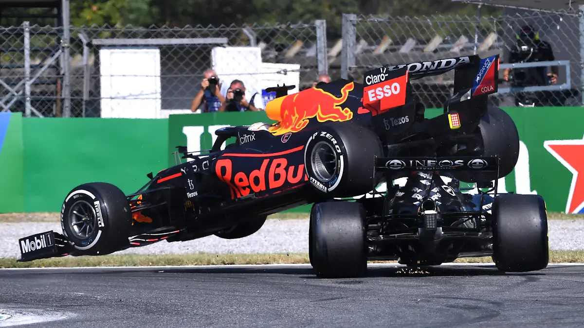 Sport Bilder des Tages VERSTAPPEN Max F1 Team Red Bull Racing beim Crash mit HAMILTON Lewis Team Mercedes AMG F1 Formel one GP von Italien 2021 am 12. September 2021 in Monza *** VERSTAPPEN Max F1 Team Red Bull Racing in crash with HAMILTON Lewis Team Mercedes AMG F1 Formula one GP of Italy 2021 at Monza on September 12, 2021