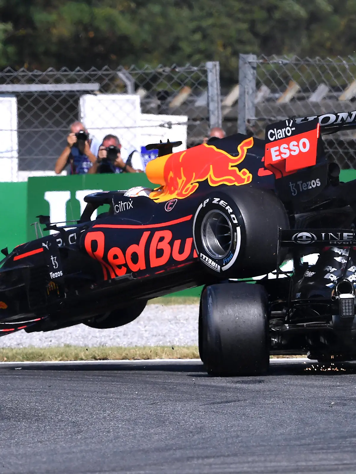Sport Bilder des Tages VERSTAPPEN Max F1 Team Red Bull Racing beim Crash mit HAMILTON Lewis Team Mercedes AMG F1 Formel one GP von Italien 2021 am 12. September 2021 in Monza *** VERSTAPPEN Max F1 Team Red Bull Racing in crash with HAMILTON Lewis Team Mercedes AMG F1 Formula one GP of Italy 2021 at Monza on September 12, 2021