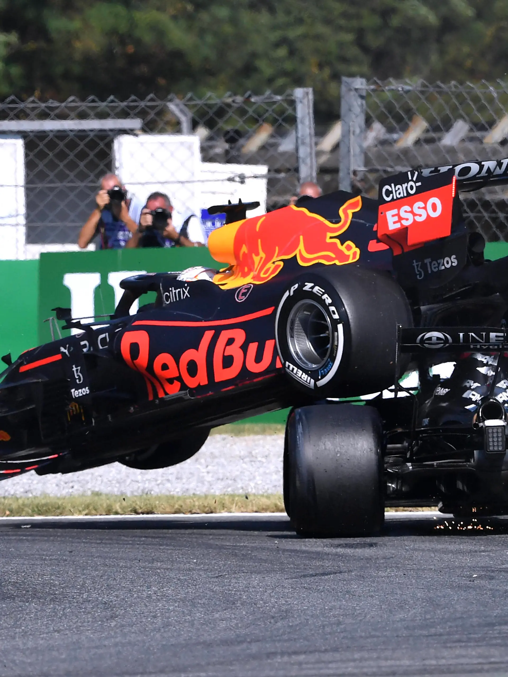 Sport Bilder des Tages VERSTAPPEN Max F1 Team Red Bull Racing beim Crash mit HAMILTON Lewis Team Mercedes AMG F1 Formel one GP von Italien 2021 am 12. September 2021 in Monza *** VERSTAPPEN Max F1 Team Red Bull Racing in crash with HAMILTON Lewis Team Mercedes AMG F1 Formula one GP of Italy 2021 at Monza on September 12, 2021