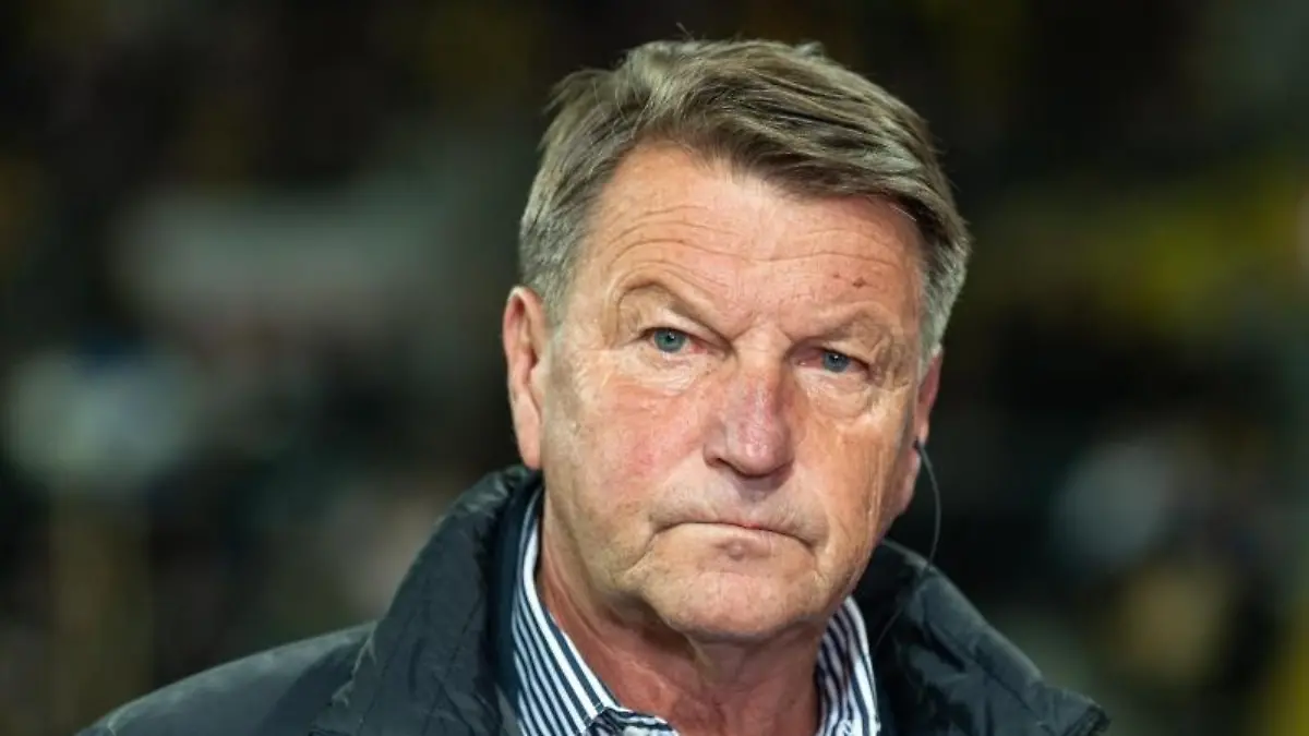 Hans-Jürgen "Dixie" Dörner steht im Stadion