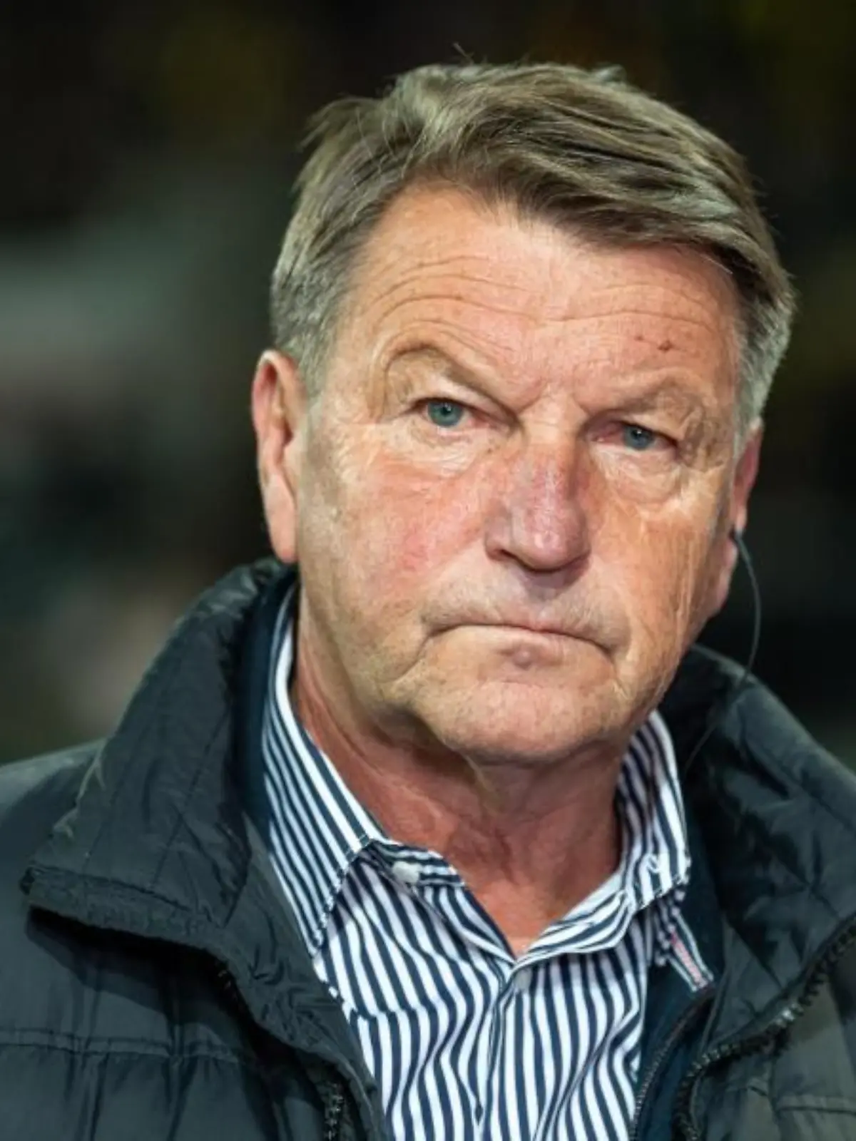 Hans-Jürgen "Dixie" Dörner steht im Stadion