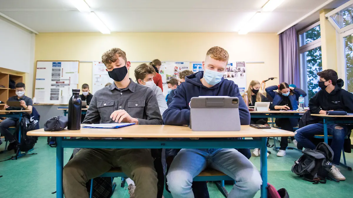 19.10.2020, Hamburg: Schüler einer 13.Klasse der Oberstufe der Stadtteilschule Niendorf sitzen mit Mund-Nasen-Bedeckungen im Deutsch-Unterricht. Nach zwei Wochen Herbstferien hat an Hamburgs Schulen am Montag wieder der Unterricht begonnen. Für Berufsschüler und die Schüler an den Oberstufen der allgemeinbildenden Schulen gelten verschärfte Corona-Bedingungen. (zu dpa "Erster Schultag für Hamburgs Schüler nach den Herbstferien") Foto: Daniel Bockwoldt/dpa +++ dpa-Bildfunk +++