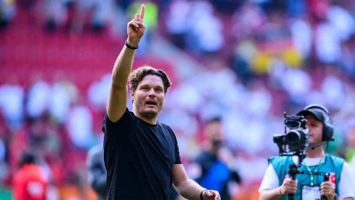 21.05.2023, Bayern, Augsburg: Fußball: Bundesliga, FC Augsburg - Borussia Dortmund, 33. Spieltag, WWK-Arena. Dortmunds Trainer Edin Terzic jubelt nach dem Spiel zu den Fans. (zu dpa: «Zitat: BVB-Trainer Edin Terzic über Bedeutung des Meistertitels») Foto: Tom Weller/dpa - WICHTIGER HINWEIS: Gemäß den Vorgaben der DFL Deutsche Fußball Liga bzw. des DFB Deutscher Fußball-Bund ist es untersagt, in dem Stadion und/oder vom Spiel angefertigte Fotoaufnahmen in Form von Sequenzbildern und/oder videoähnlichen Fotostrecken zu verwerten bzw. verwerten zu lassen. +++ dpa-Bildfunk +++