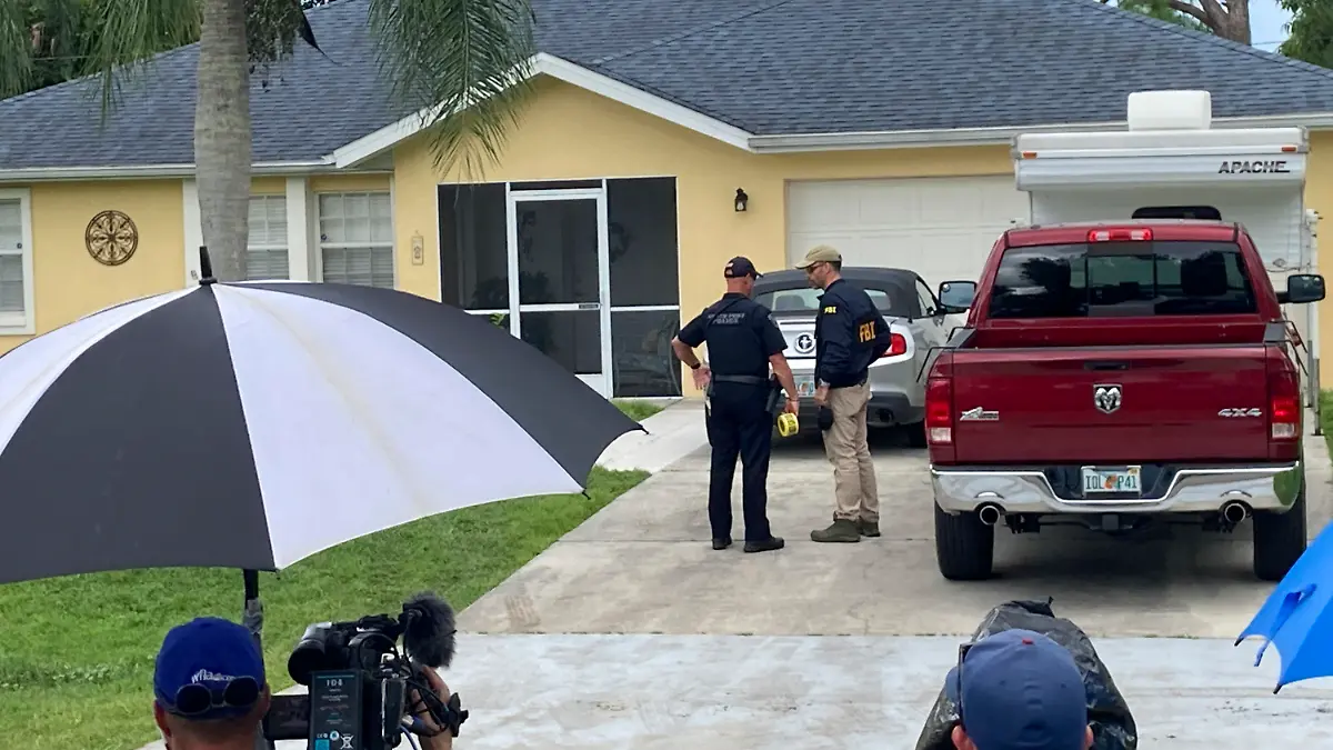 20.09.2021, USA, North Port: Beamte der Strafverfolgungsbehörden untersuchen das Haus eines jungen Mannes, der im Zusammenhang mit dem Verschwinden seiner Freundin Gabby Petito verhört werden soll. Die Beamten hatten einen Durchsuchungsbefehl für das Haus der Eltern ihres 23-jährigen Freundes Brian Laundrie ausgestellt, der zum Verhör gesucht wird. Foto: Curt Anderson/AP/dpa +++ dpa-Bildfunk +++