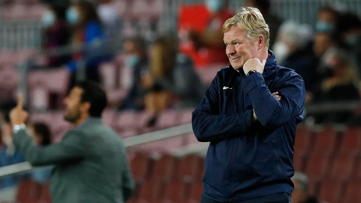 Soccer Football - LaLiga - FC Barcelona v Granada - Camp Nou, Barcelona, Spain - September 20, 2021 FC Barcelona coach Ronald Koeman reacts REUTERS/Albert Gea