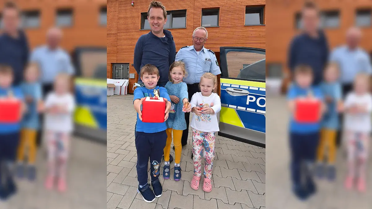 Polizeihauptkommissar Rainer Stach, der stellvertretende Leiter der Kita "Wundertüte", Marcel Rau, und drei Kinder.