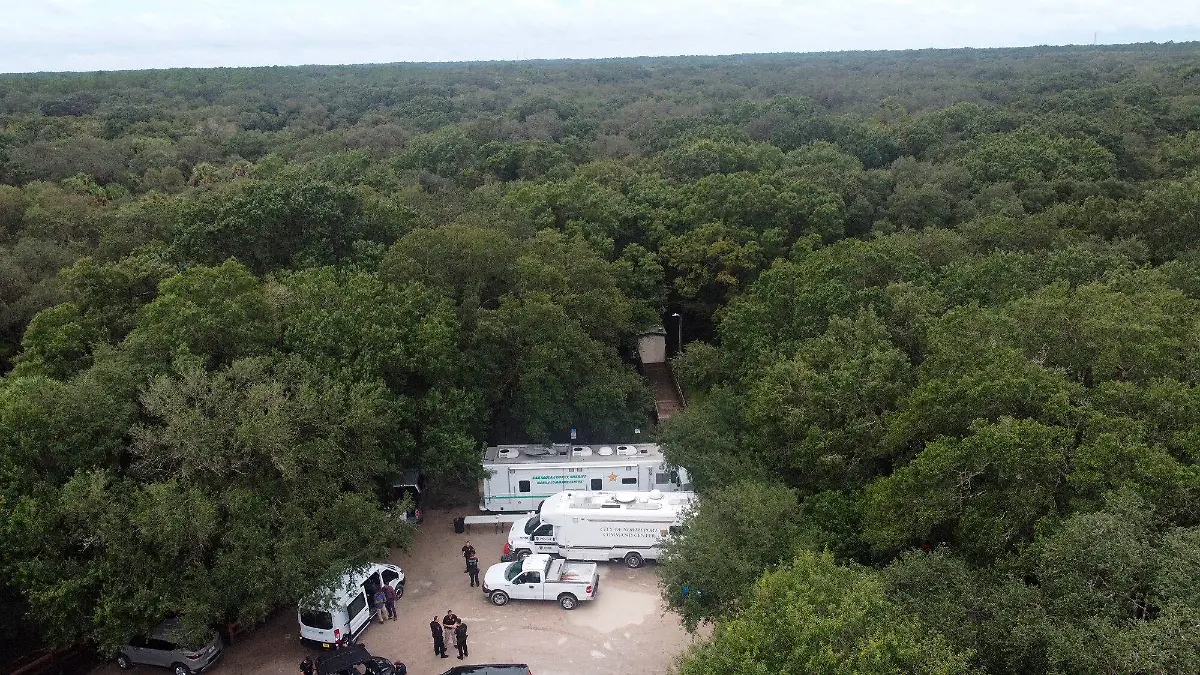 18.09.2021, USA, Sarasota: Auf diesem vom North Port Police Department zur Verfügung gestellten Bild suchen Polizisten im weitläufigen Carlton Reserve in Sarasota, Florida, nach Brian Laundrie. Laundrie wird im Zusammenhang mit dem Verschwinden seiner Freundin, Gabrielle "Gabby" Petito, gesucht. Foto: Uncredited/North Port Police Department via AP/dpa - ACHTUNG: Nur zur redaktionellen Verwendung und nur mit vollständiger Nennung des vorstehenden Credits +++ dpa-Bildfunk +++