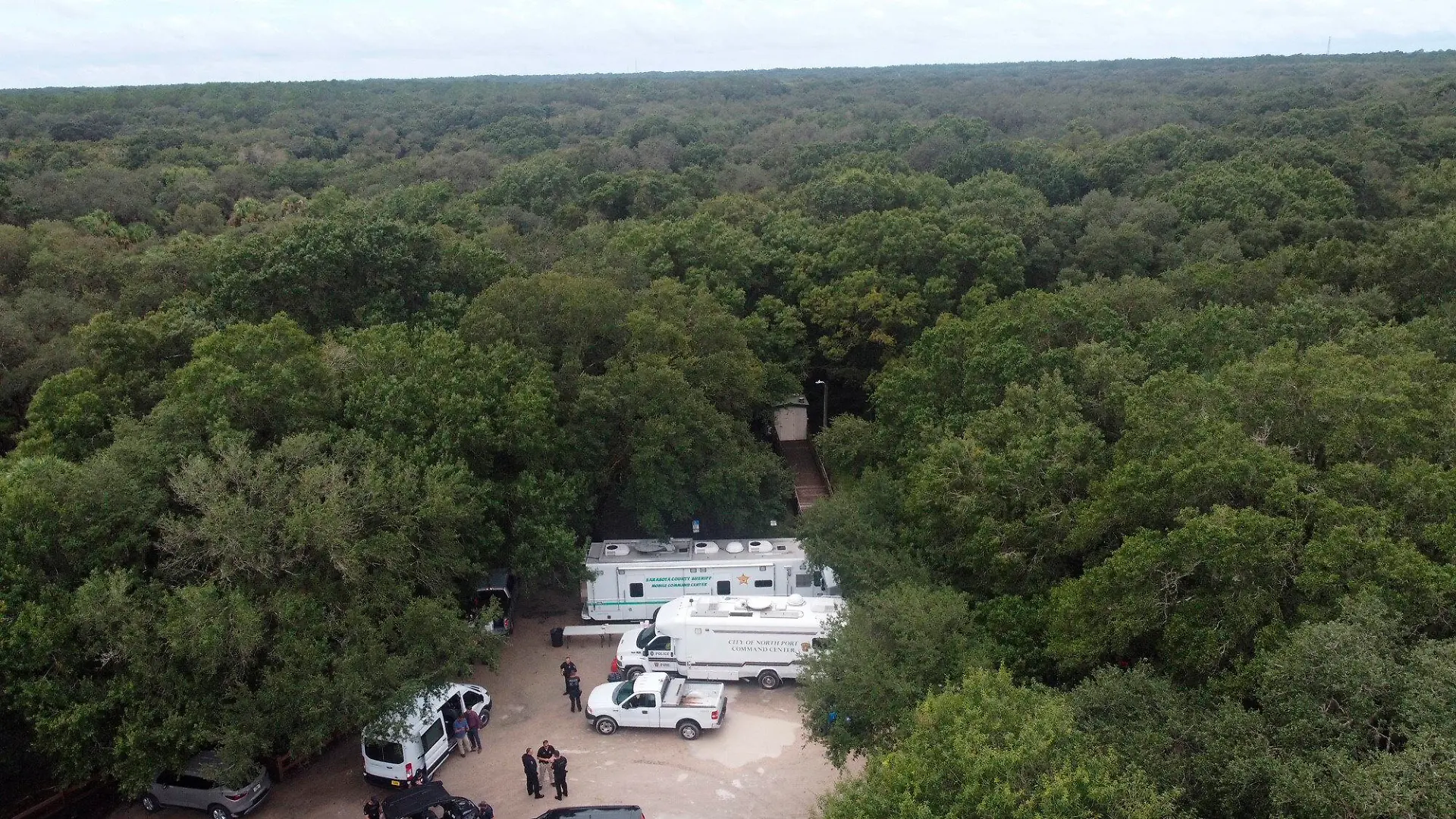 18.09.2021, USA, Sarasota: Auf diesem vom North Port Police Department zur Verfügung gestellten Bild suchen Polizisten im weitläufigen Carlton Reserve in Sarasota, Florida, nach Brian Laundrie. Laundrie wird im Zusammenhang mit dem Verschwinden seiner Freundin, Gabrielle "Gabby" Petito, gesucht. Foto: Uncredited/North Port Police Department via AP/dpa - ACHTUNG: Nur zur redaktionellen Verwendung und nur mit vollständiger Nennung des vorstehenden Credits +++ dpa-Bildfunk +++