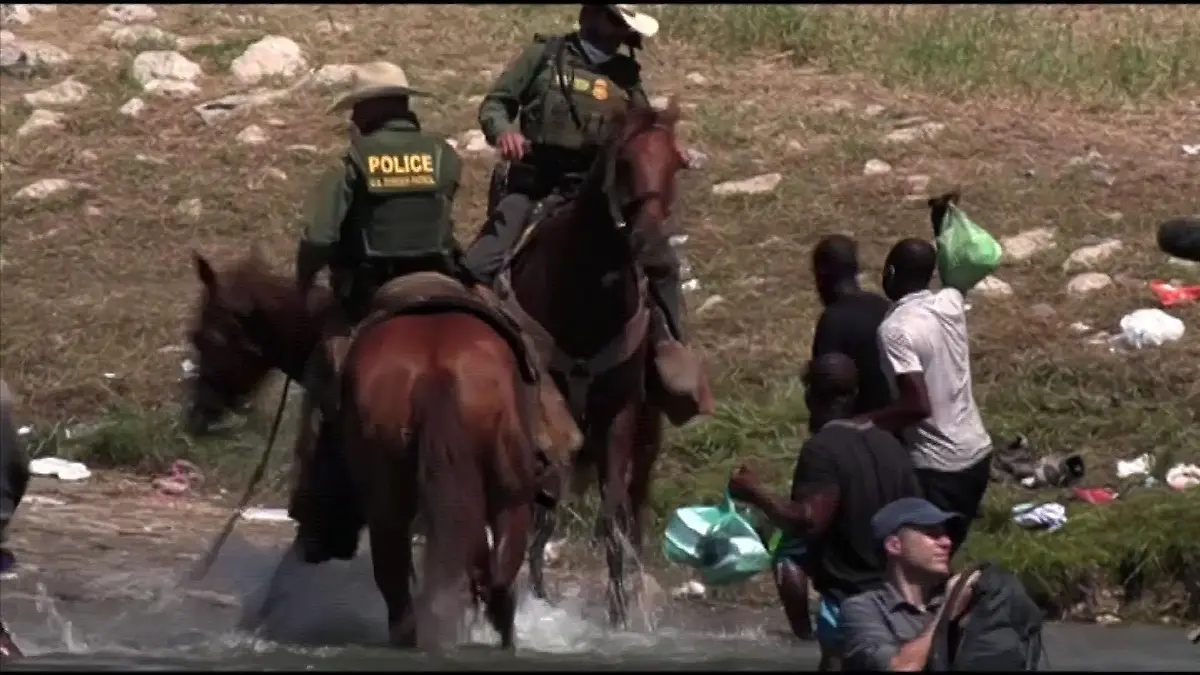 Del Rio, Grenzkonflikt mit Migranten aus Haiti. Weiße Männer sitzen auf Pferden und verjagen Farbige.
