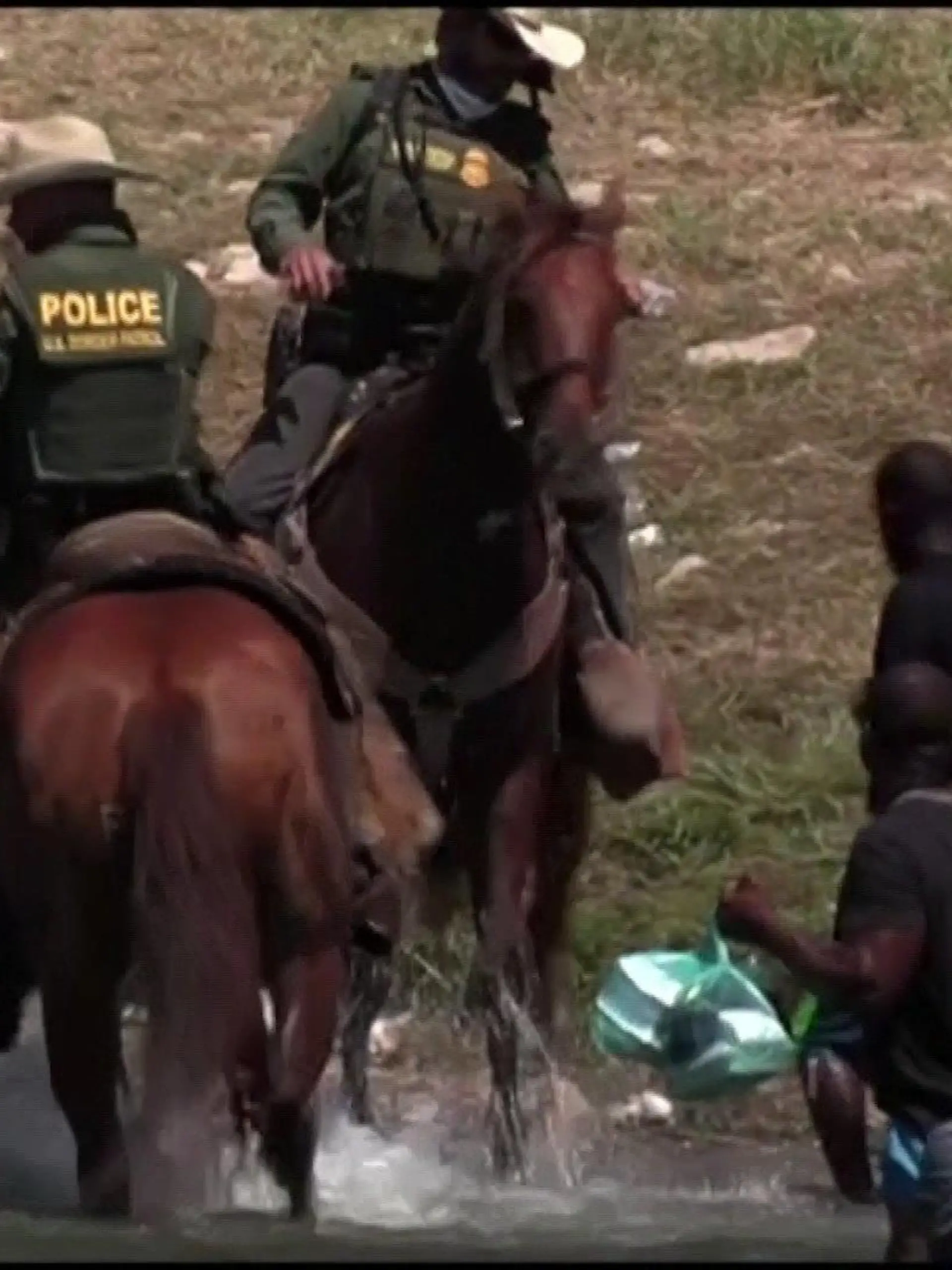 Del Rio, Grenzkonflikt mit Migranten aus Haiti. Weiße Männer sitzen auf Pferden und verjagen Farbige.