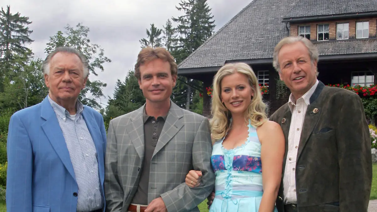 Die Schauspieler Klausjürgen Wussow (l-r), Alexander "Sascha" Wussow, Eva Habermann und Gerhart Lippert posieren am Samstag (13.08.2005) vor der Filmkulisse "Hüsli" in Grafenhausen-Rothaus (Kreis Waldshut). Ein TV-Klassiker startet in die Zukunft. Genau 21 Jahre nach dem Beginn der ZDF-Serie "Die Schwarzwaldklinik" haben kürzlich an den Originalschauplätzen die Dreharbeiten für eine neue Folge "Die Schwarzwaldklinik - die nächste Generation II" begonnen. Sie soll Ende des Jahres auf den Bildschirm kommen. Im Mittelpunkt werden jedoch nicht Schauspieler aus den 80er und 90er Jahren stehen. Man richte den Blick nach vorn, sagt Produzent Rademann. Foto: Patrick Seeger dpa/lsw +++(c) dpa - Report+++