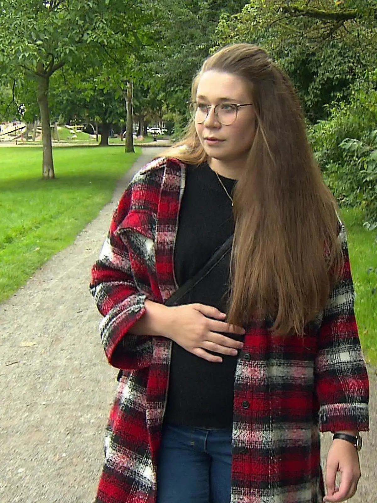 Lea Stranz ist verunsichert: Die Ständige Impfkommission empfiehlt nun die Corona-Impfung bei Schwangeren - aber sind Gefahren für sie und ihr ungeborenes Kind damit ausgeschlossen?