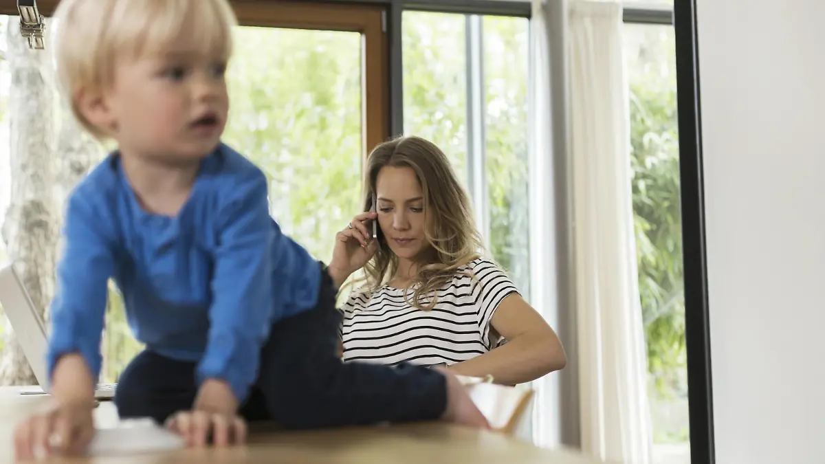 Mother on cell phone and son in foreground model released Symbolfoto property released PUBLICATIONxINxGERxSUIxAUTxHUNxONLY SBOF000108
Mother ON Cell Phone and Sun in foreground Model released Symbolic image Property released PUBLICATIONxINxGERxSUIxAUTxHUNxONLY SBOF000108