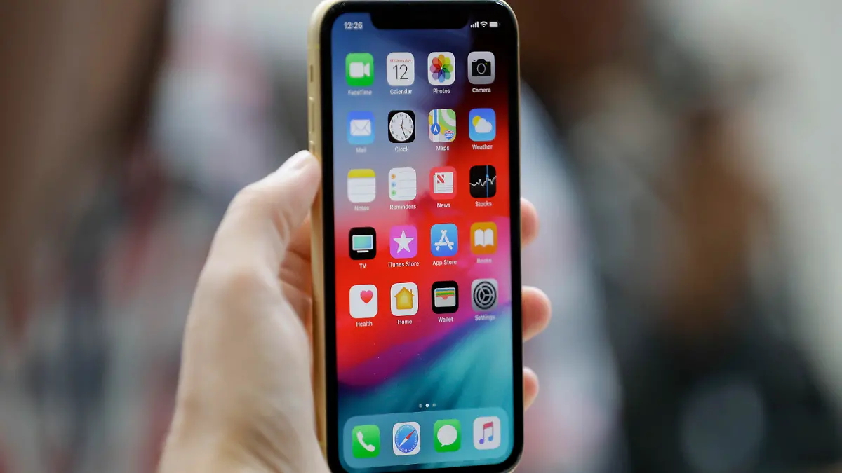 12.09.2018, USA, Cupertino: Das neue Apple iPhone XR wird bei der Präsentation von dem Apple iPhone XS und dem Apple iPhone XS Max im Steve Jobs Theater gezeigt. Foto: Marcio Jose Sanchez/AP/dpa +++ dpa-Bildfunk +++