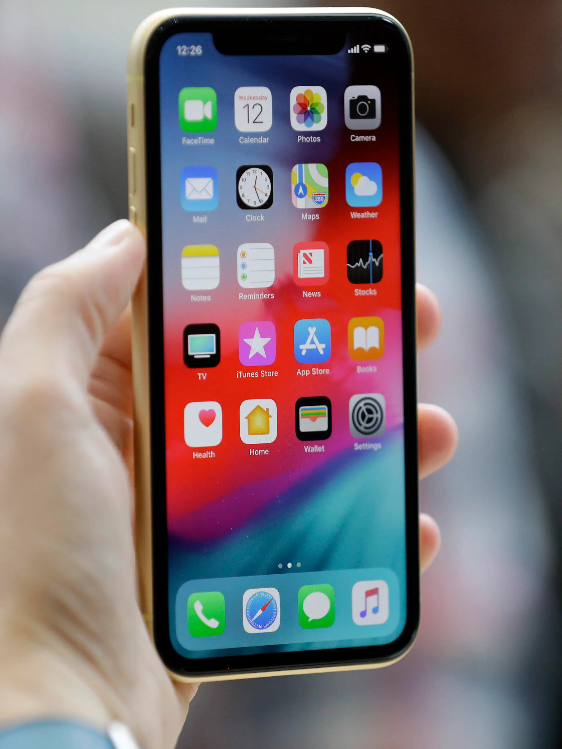 12.09.2018, USA, Cupertino: Das neue Apple iPhone XR wird bei der Präsentation von dem Apple iPhone XS und dem Apple iPhone XS Max im Steve Jobs Theater gezeigt. Foto: Marcio Jose Sanchez/AP/dpa +++ dpa-Bildfunk +++