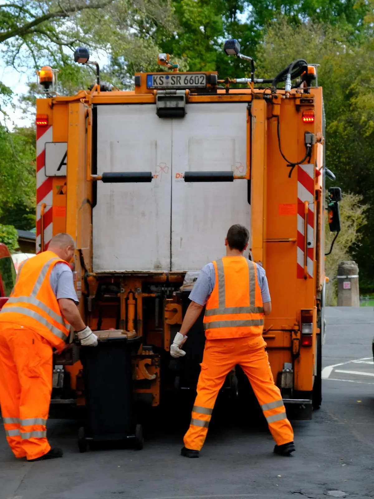 Stadtreiniger holen in der Kasseler Suedstadt den Biomuell ab.