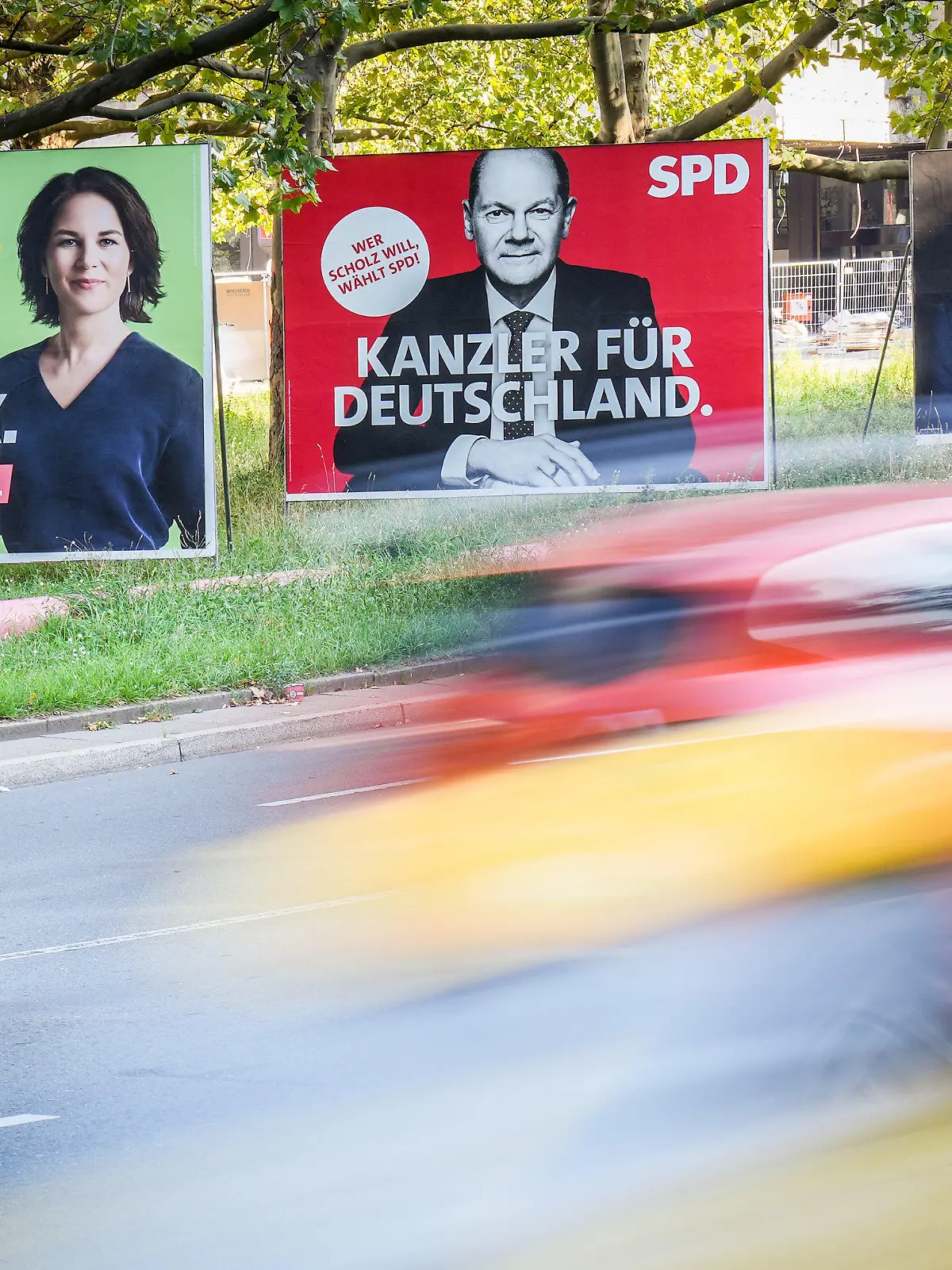 ARCHIV - 14.09.2021, Berlin: Autos fahren am Morgen an den Wahlplakaten von Bündnis 90/Die Grünen (l-r) mit Kanzlerkandidatin Annalena Baerbock, SPD mit Kanzlerkandidaten Olaf Scholz und CDU mit Kanzlerkandidaten Armin Laschet vorbei. Am 26.09.2021 wird ein neuer Bundestag gewählt. Viele Wähler finden den laufenden Bundestagswahlkampf bislang eher öde. Bei einer Umfrage des Meinungsforschungsinstituts YouGov im Auftrag der Deutschen Presse-Agentur bezeichneten nur vier Prozent der Wahlberechtigten den aktuellen Wahlkampf als «äußerst spannend». Foto: Kay Nietfeld/dpa - ACHTUNG: Nur zur redaktionellen Verwendung im Zusammenhang mit der aktuellen Berichterstattung und nur mit vollständiger Nennung des vorstehenden Credits +++ dpa-Bildfunk +++