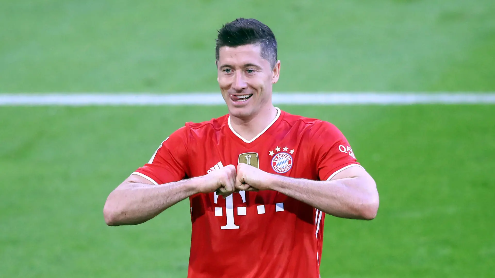 ARCHIV - 08.05.2021, Bayern, München: Fußball: Bundesliga, FC Bayern München - Borussia Mönchengladbach, 32. Spieltag in der Allianz-Arena. Robert Lewandowski, Bayern München, bejubelt sein Tor zum 3:0. (zu dpa: «Ein Törchen noch: Historische «Lewy-Geschichte» vor dem Happy End») Foto: Matthias Schrader/AP-Pool/dpa - ACHTUNG: Dieses Foto hat dpa bereits im Bildfunk gesendet +++ dpa-Bildfunk +++