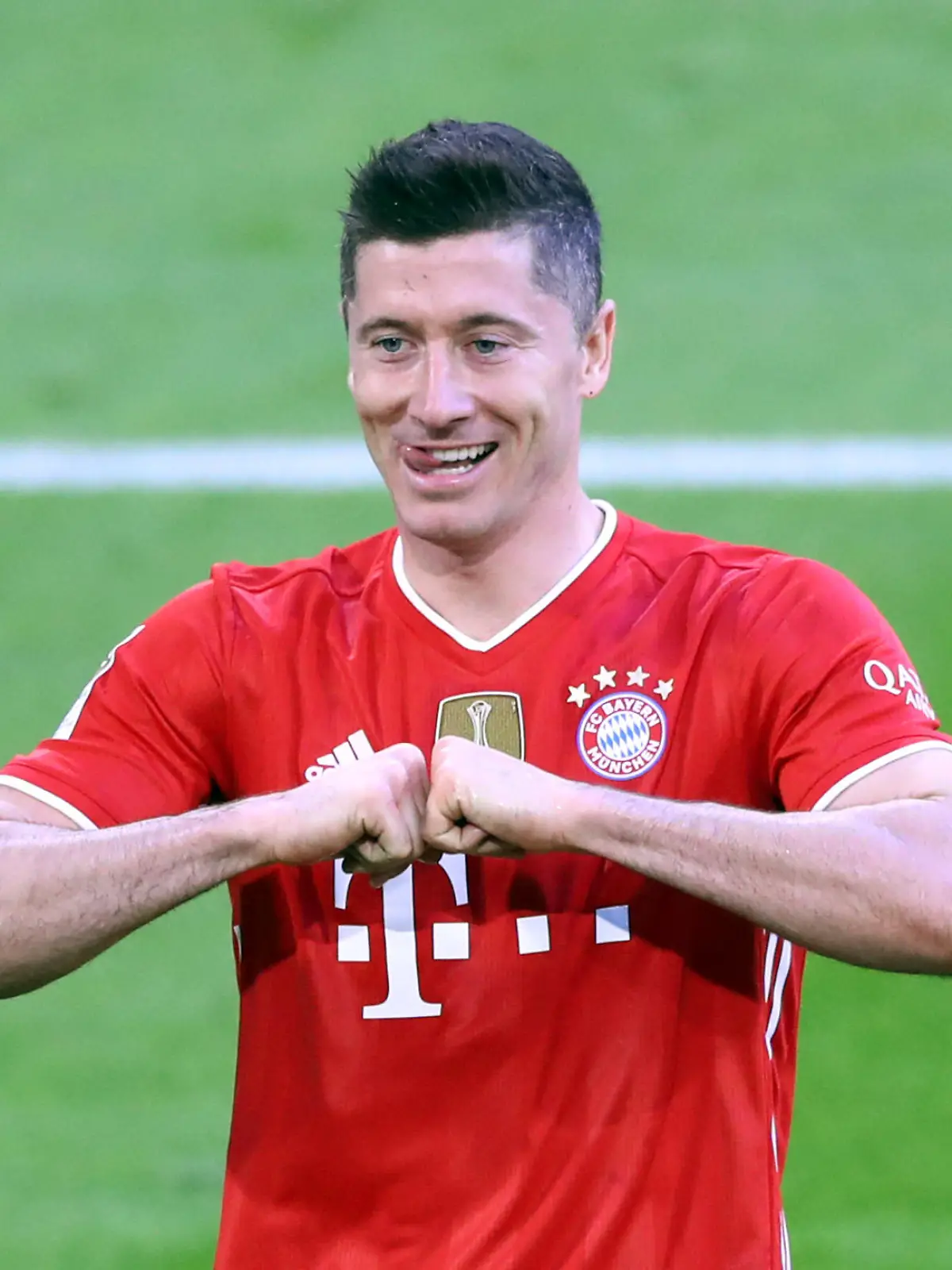 ARCHIV - 08.05.2021, Bayern, München: Fußball: Bundesliga, FC Bayern München - Borussia Mönchengladbach, 32. Spieltag in der Allianz-Arena. Robert Lewandowski, Bayern München, bejubelt sein Tor zum 3:0. (zu dpa: «Ein Törchen noch: Historische «Lewy-Geschichte» vor dem Happy End») Foto: Matthias Schrader/AP-Pool/dpa - ACHTUNG: Dieses Foto hat dpa bereits im Bildfunk gesendet +++ dpa-Bildfunk +++