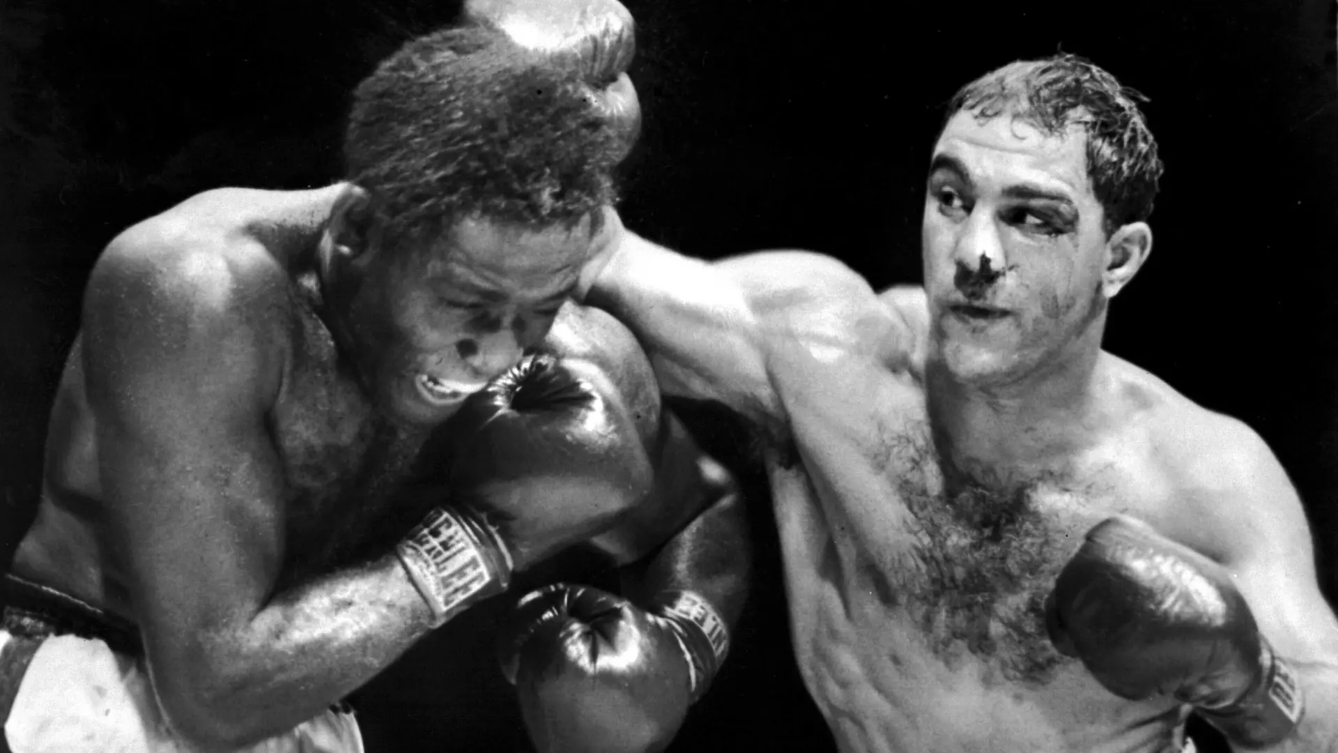 Bildnummer: 14791684 Datum: 04.07.2013 Copyright: imago/United Archives International
World Heavyweight Champion Rocky Marciano lands the punch that kept his crown and title safe as he knocks out Challenger Ezzard Charles after two minutes and 36 seconds of the eighth round of their fight at the Yankee Stadium, New York. 19th September 1954. kbdig 1954 quer Boxer / Boxing knock out PUBLICATIONxINxGERxSUIxAUTxONLY ; kbdig 2013 quer
Image number 14791684 date 04 07 2013 Copyright imago United International World Heavyweight Champion Rocky Marciano lands The Punch that Kept His Crown and Title Safe AS He Knock out Challenger Charles After Two Minutes and 36 Seconds of The eighth Round of their Fight AT The Yankee Stage New York 19th September 1954 Kbdig 1954 horizontal Boxer Boxing Knock out PUBLICATIONxINxGERxSUIxAUTxONLY Kbdig 2013 horizontal