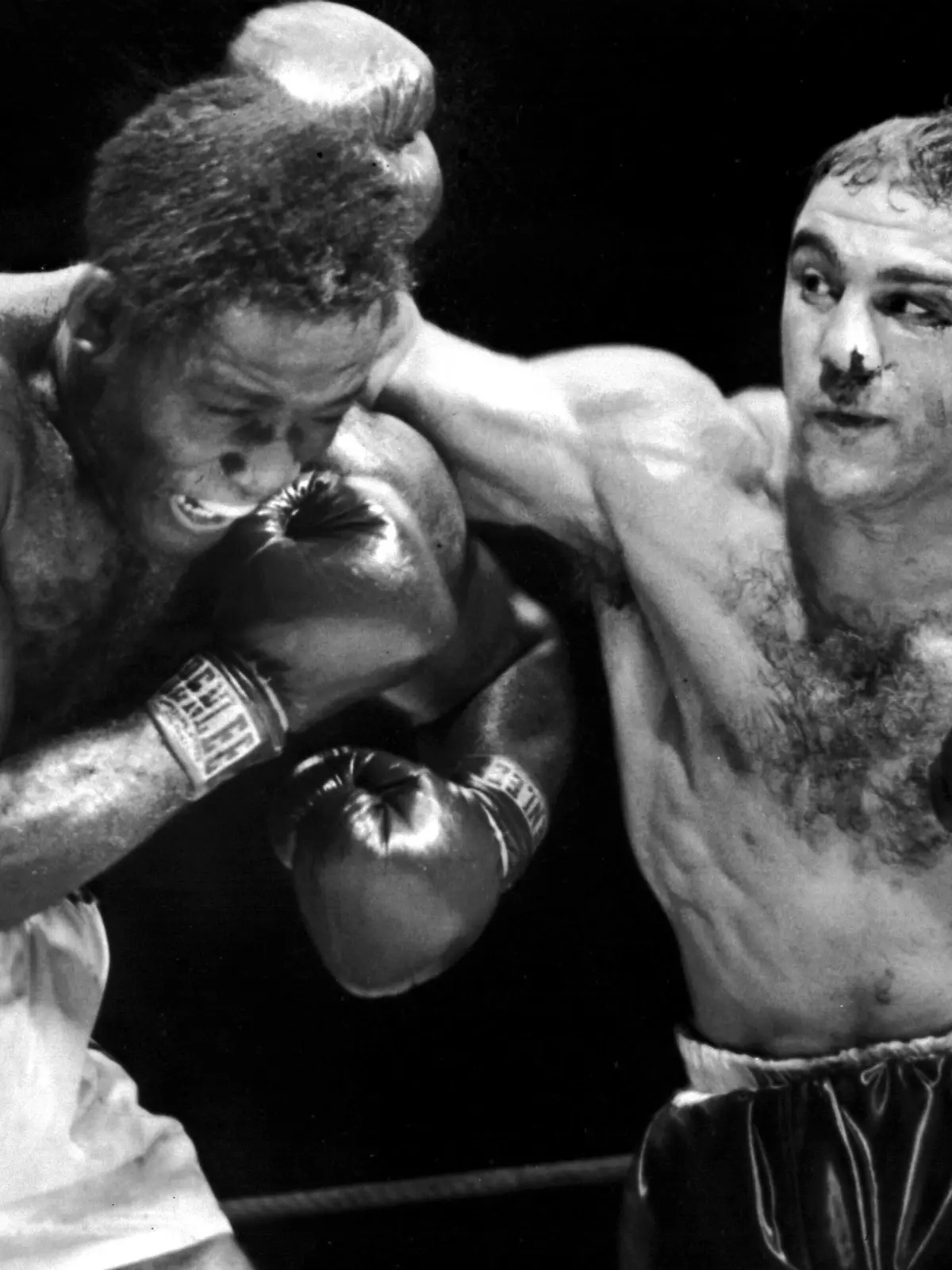 Bildnummer: 14791684  Datum: 04.07.2013  Copyright: imago/United Archives International
 World Heavyweight Champion Rocky Marciano lands the punch that kept his crown and title safe as he knocks out Challenger Ezzard Charles after two minutes and 36 seconds of the eighth round of their fight at the Yankee Stadium, New York. 19th September 1954. kbdig 1954 quer Boxer / Boxing knock out PUBLICATIONxINxGERxSUIxAUTxONLY ; kbdig 2013 quer 

Image number 14791684 date 04 07 2013 Copyright imago United  International World Heavyweight Champion Rocky Marciano lands The Punch that Kept His Crown and Title Safe AS He Knock out Challenger  Charles After Two Minutes and 36 Seconds of The eighth Round of their Fight AT The Yankee Stage New York 19th September 1954 Kbdig 1954 horizontal Boxer Boxing Knock out PUBLICATIONxINxGERxSUIxAUTxONLY Kbdig 2013 horizontal  