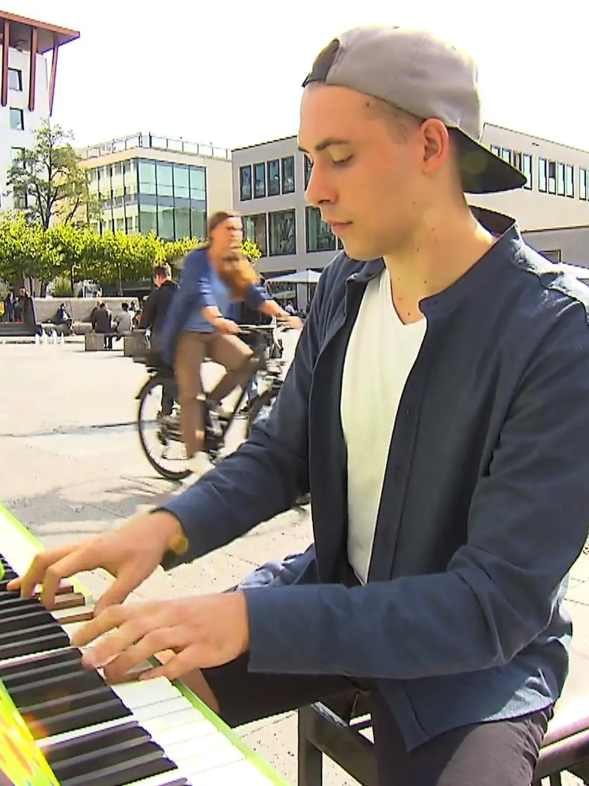 Wer Vitalij im hessischen Fulda am Klavier sitzen sieht, würde auf den ersten Blick vermutlich eher klassische Musik erwarten. Umso überraschter sind die Passanten, wenn der 21-Jährige „Still Dre“, „What is Love“ oder andere Rap- und Popsongs spielt. Was er am Klavier drauf hat, sehen Sie im Video!
