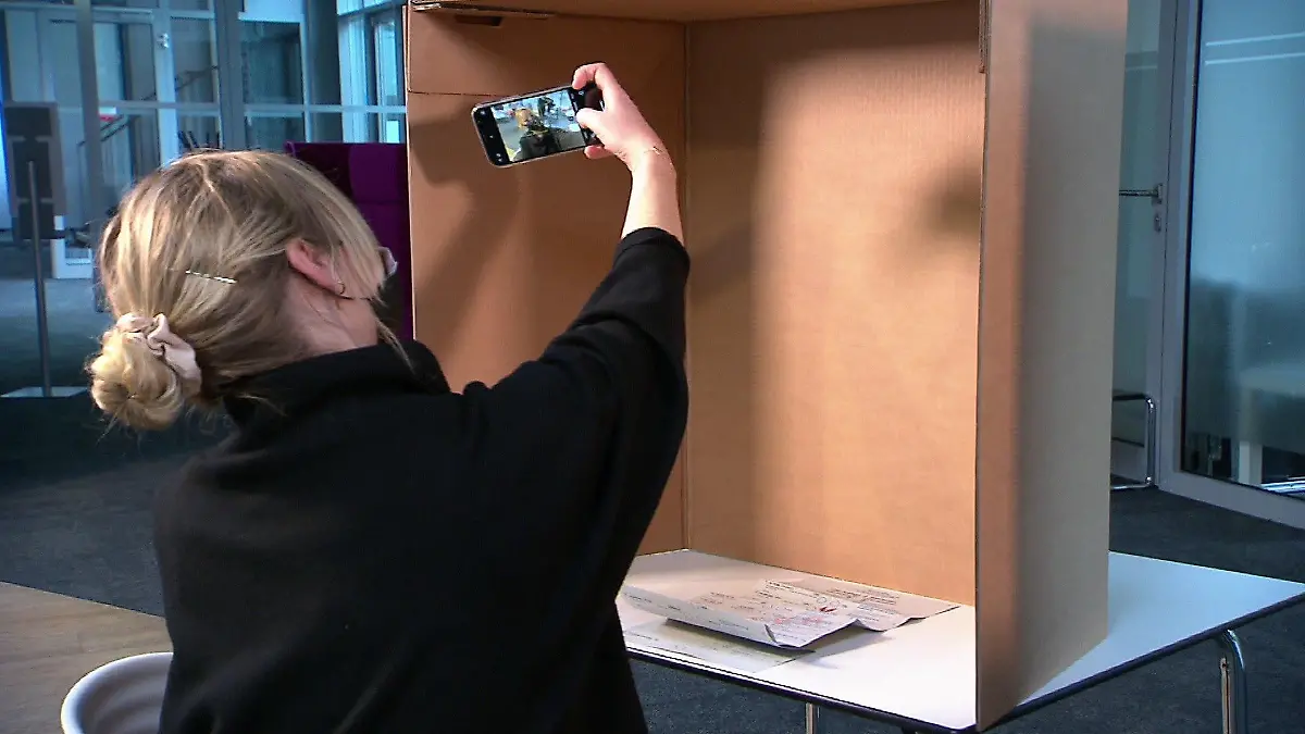 Unsere Reporterin schießt ein Selfie in der Wahlkabine.