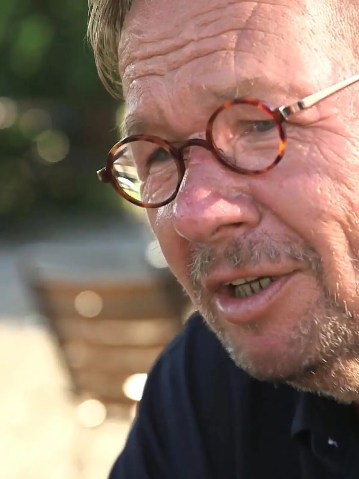 RTL-Moderatorin Katja Burkard trifft Comedian Bernd Stelter auf ein Kölsch - in einer echten kölschen Kneipe. Der 60-jährige Karnevalist spricht übers Golfen, über seinen enormen Abnehmerfolg und über das Geheimnis seiner mittlerweile 30-jährigen Ehe. Da wird selbst die Frohnatur ganz sentimental.