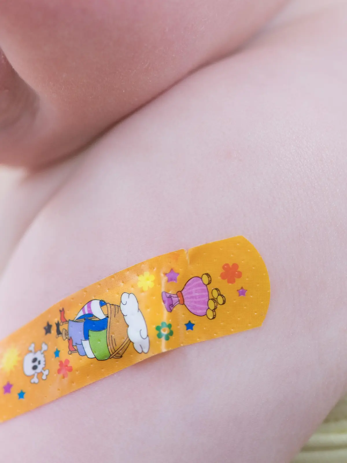 18.03.2019, Sachsen, Radeberg: Ein einjähriges Mädchen weint nach einer Kinderimpfung gegen Meningokokken und trägt ein Pflaster auf dem Arm. Foto: Sebastian Kahnert/dpa-Zentralbild/ZB