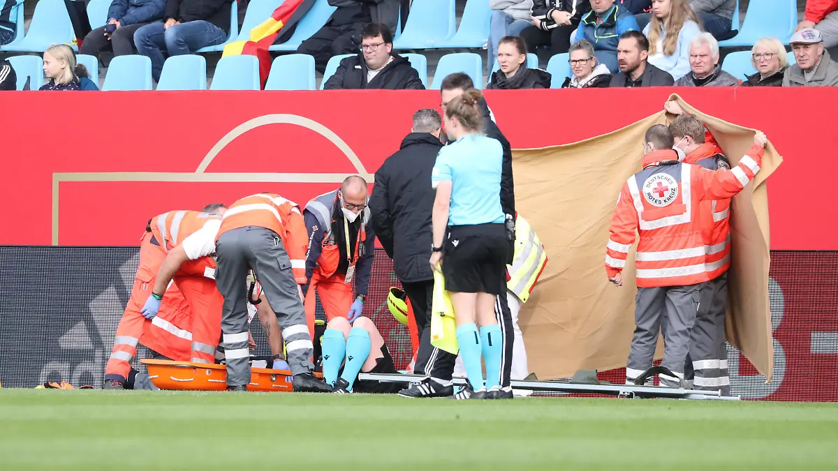 Deutschland - Serbien / 21.09.2021 Chemnitz, 21.09.2021, Stadion an der Gellertstrasse, Fussball, Frauen Länderspiel , WM Qualifikation, Gruppe H, Deutschland vs. Serbien , Im Bild: Twischenfall beim Schiedsrichterteam. eine Linienrichterin konnte ihren Dienst nicht fortsetzen. , Gemäß den Vorgaben des DFB Deutscher Fußball Bund ist es untersagt, in dem Stadion und/oder vom Spiel angefertigte Fotoaufnahmen in Form von Sequenzbildern und/oder videoähnlichen Fotostrecken zu verwerten bzw. verwerten zu lassen. , *** Germany Serbia 21 09 2021 Chemnitz, 21 09 2021, Stadion an der Gellertstrasse, Football, Womens International Match, World Cup Qualification, Group H, Germany vs Serbia , In the picture incident at the referee team a lineswoman could not continue her service , According to the specifications of the DFB German Football Association is prohibited in the stadium and or from the game made photographs in the form of sequence pictures and or video-like photo series to exploit or to let exploit , 
