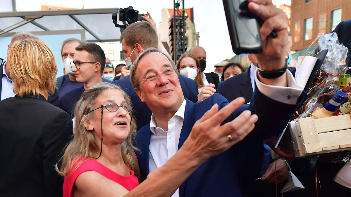 03.09.2021, Thüringen, Erfurt: Armin Laschet, CDU-Kanzlerkandidat, CDU-Bundesvorsitzender und Ministerpräsident von Nordrhein-Westfalen, und Martina Krebs aus Erfurt stehen für ein Selfie nebeneinander auf dem Anger während einer Wahlkampfveranstaltung der CDU Thüringen. Die Bundestagswahl findet am 26. September statt. Foto: Martin Schutt/dpa-Zentralbild/dpa +++ dpa-Bildfunk +++