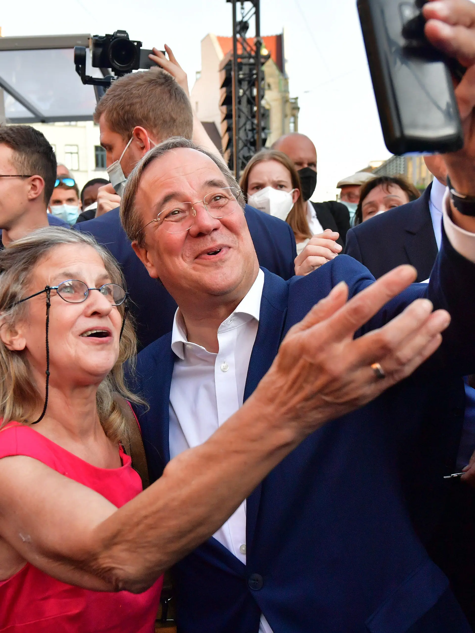 03.09.2021, Thüringen, Erfurt: Armin Laschet, CDU-Kanzlerkandidat, CDU-Bundesvorsitzender und Ministerpräsident von Nordrhein-Westfalen, und Martina Krebs aus Erfurt stehen für ein Selfie nebeneinander auf dem Anger während einer Wahlkampfveranstaltung der CDU Thüringen. Die Bundestagswahl findet am 26. September statt. Foto: Martin Schutt/dpa-Zentralbild/dpa +++ dpa-Bildfunk +++
