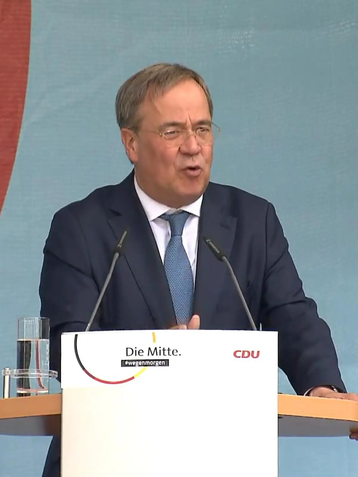 Unionskanzlerkandidat Armin Laschet hat im Endspurt für die Bundestagswahl am 26. September noch einmal um Stimmen in Hessen geworben. Man werde noch bis Sonntag mit "unseren Argumenten für den besseren Weg" kämpfen, sagte Laschet in Gießen. Dort sprach er sich auch für "Klimaschutz ja, Klimaneutralität ja" aus, "aber sozialverträglich, damit unser Wohlstand erhalten bleibt". Erneut warnte Laschet zudem vor einem möglichen rot-rot-grünen Bündnis.