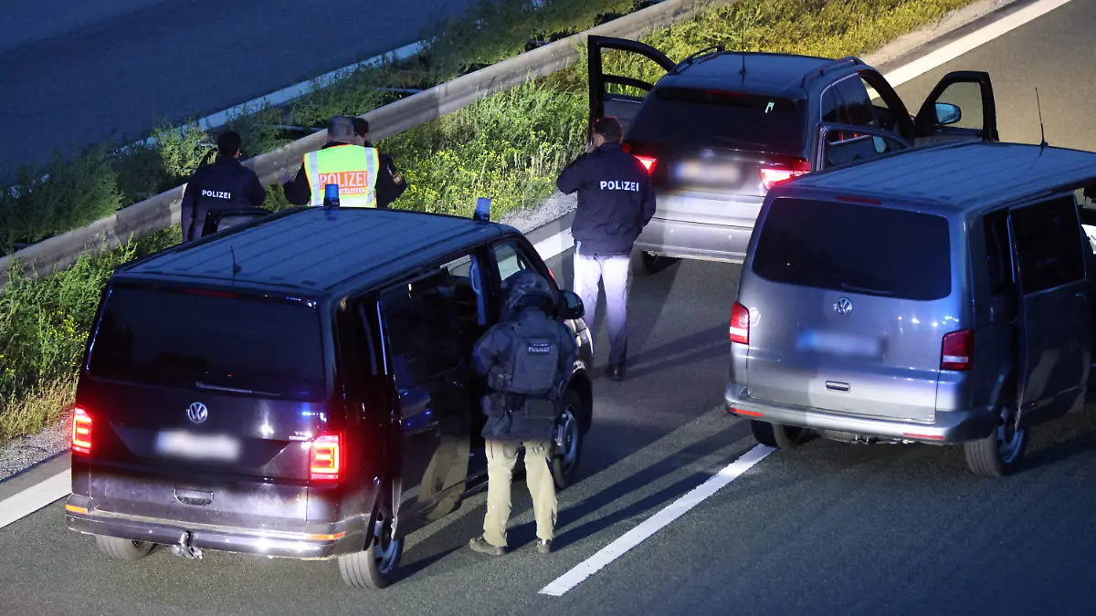 21.09.2021, Bayern, Hilpoltstein: Polizisten stehen mit ihren Fahrzeugen auf der Autobahn 9. Wegen eines mutmaßlich bewaffneten Passagiers in einem Reisebus hat die bayerische Polizei die Autobahn 9 zwischen den Anschlussstellen Hilpoltstein und Greding in beiden Fahrtrichtungen komplett gesperrt. Foto: Ralph Goppelt/Vifogra/dpa +++ dpa-Bildfunk +++