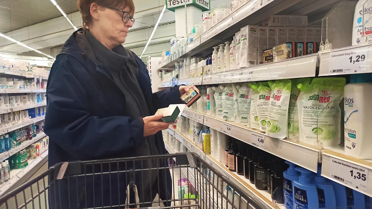Einkauf in einem Supermarkt oder Discounter zu Zeiten von Corona und Krieg in der Ukraine. Einkauf in Zeiten von Corona und Krieg in der Ukraine *** Shopping in a supermarket or discount store at the time of Corona and war in Ukraine Shopping at the time of Corona and war in Ukraine 