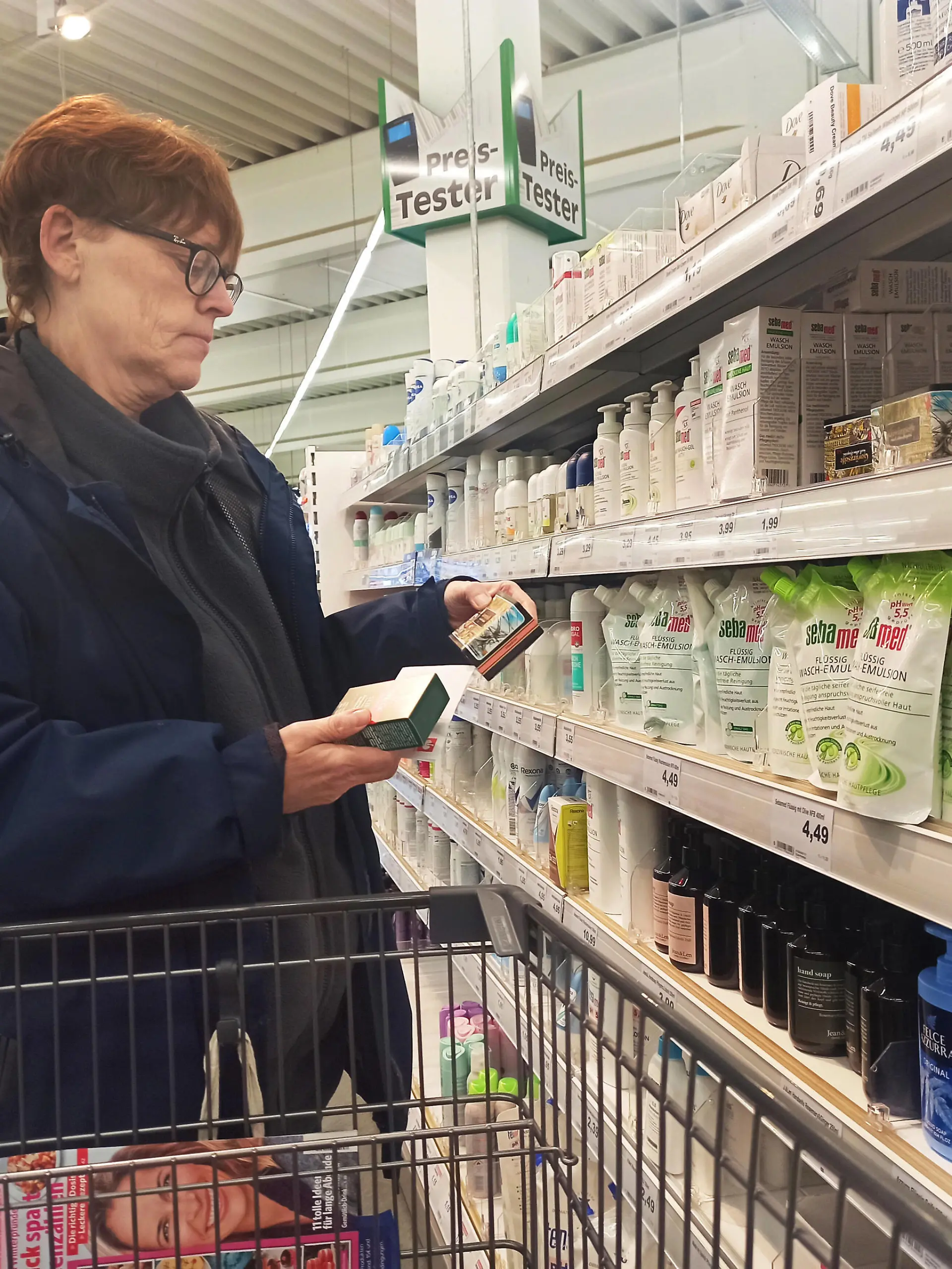 Einkauf in einem Supermarkt oder Discounter zu Zeiten von Corona und Krieg in der Ukraine. Einkauf in Zeiten von Corona und Krieg in der Ukraine *** Shopping in a supermarket or discount store at the time of Corona and war in Ukraine Shopping at the time of Corona and war in Ukraine 